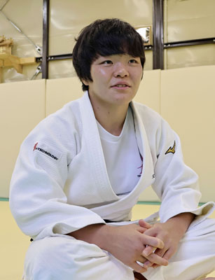 写真：インタビューに答える柔道女子の嘉重春樺