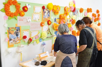 写真：認知症への理解を促す展示品が並ぶ会場