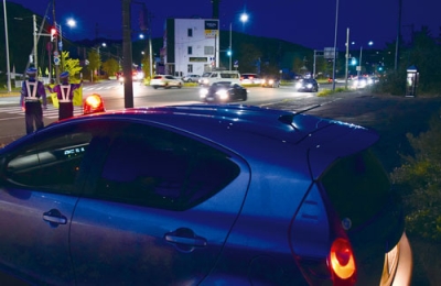 写真：通行車両にスピードダウンなどを呼びかけた「パトライト作戦」＝１９日午後６時ごろ、室蘭市本輪西町