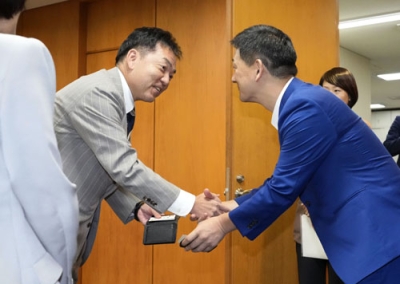写真：浅尾環境相（左）と面会する釧路市の鶴間秀典市長＝１９日午後、環境省