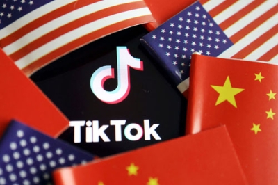 写真：ＴｉｋＴｏｋ（ティックトック）のロゴと米中両国の国旗（ロイター＝共同）