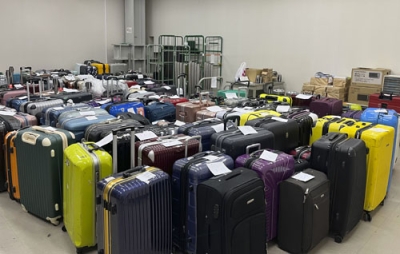 写真：関西空港の倉庫で保管されているリユース用のスーツケース（関西エアポート提供）