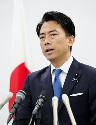 写真：記者会見で、自民党総裁選への立候補を正式表明する小泉農相＝２０日午前、東京都港区