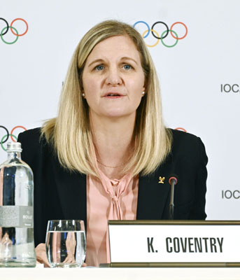 写真：ＩＯＣの理事会を終え、記者会見するコベントリー会長＝１９日、ミラノ（共同）
