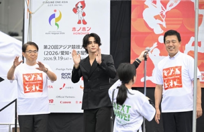 写真：アジア大会開幕まで１年を切ったことを記念したセレモニーに出席した（左から）大村秀章愛知県知事、ボーイズグループ「ＩＮＩ」の西洸人さん、広沢一郎名古屋市長＝２０日午前、名古屋市