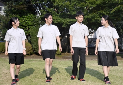 写真：栃木県立宇都宮東高・付属中で、ハーフパンツの制服を着用した生徒（左の２人）＝８月、宇都宮市