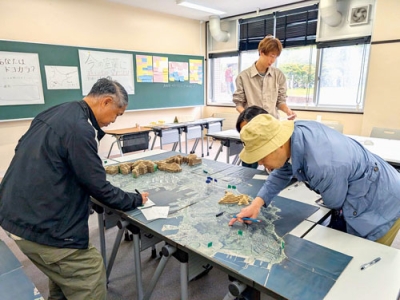 写真：自身のお薦めスポットに旗を立てる来場者