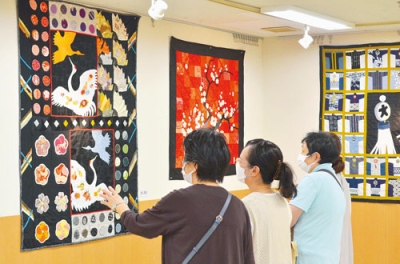 写真：色鮮やかな作品が並ぶパッチワーク展