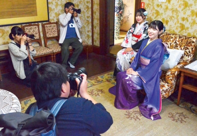 写真：栗林商会所有の歴史的建造物・蕙山苑を訪れ、モデルを撮影する参加者＝２０日午後２時半ごろ