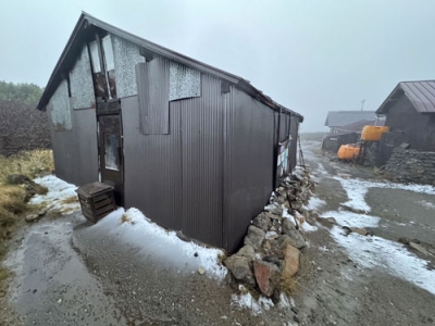写真：初雪が確認された大雪山系黒岳の山頂付近＝２１日午前（黒岳石室管理人提供）