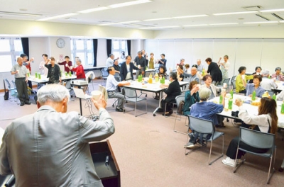 写真：旧友との再会を祝し乾杯する旧鶴ケ崎中（現翔陽中）の同窓生たち