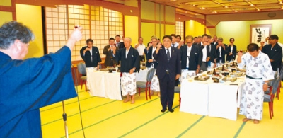 写真：木村会頭の音頭で祝杯を上げる参加者たち