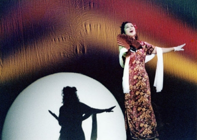 写真：渡辺はま子さんを演じる五大路子さん＝２００１年（横浜夢座提供・共同）
