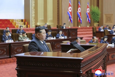 写真：２０、２１両日に開かれた北朝鮮の最高人民会議に臨む金正恩朝鮮労働党総書記（手前）＝平壌（朝鮮中央通信＝共同）
