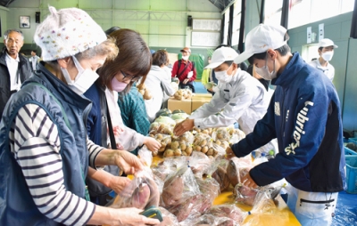 写真：生徒たちが丹精した作物を求める客でにぎわう収穫祭会場