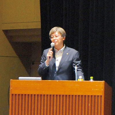 写真：これまでの成果や取り組みを紹介する堀井市長