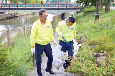 写真：知利別川付近のごみを拾い集める参加者