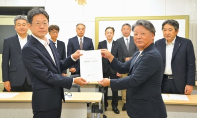 写真：千葉副市長（左）に政策提言と要望書を提出する木村会頭