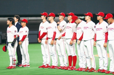 写真：スタンドにあいさつする室蘭シャークスナイン＝大和ハウスプレミストドーム