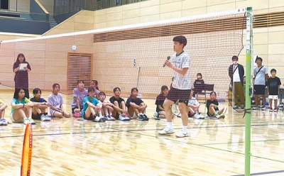 写真：ＪＲ北海道バドミントン部の選手が指導に当たった講習会