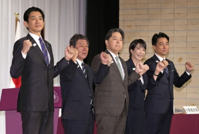 写真：自民党総裁選の共同記者会見を前に写真に納まる（左から）小林元経済安保相、茂木前幹事長、林官房長官、高市前経済安保相、小泉農相＝２３日午前、東京・永田町の党本部