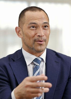 写真：インタビューに答えるスポーツ庁の室伏長官
