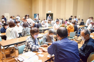 写真：カードゲームを通して人生の価値観を見つめなおす参加者