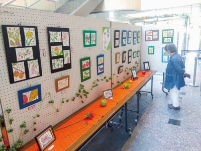 写真：コスモスホールで開かれている絵手紙展