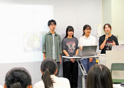 写真：登別における地域課題について発表する東京工科大の学生たち