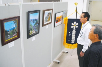 写真：個性あふれる作品が並んだ室蘭市退職校長会の作品展