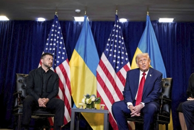 写真：会談するトランプ米大統領（右）とウクライナのゼレンスキー大統領＝２３日、米ニューヨーク（ロイター＝共同）