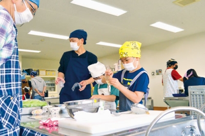 写真：料理を楽しむ親子