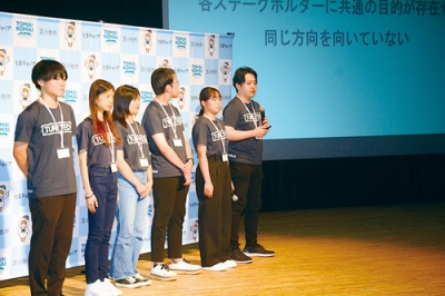 写真：金澤市長らに施策を提言する学生