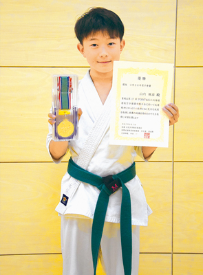 写真：全道大会で優勝を収め、笑顔を見せる山内さん