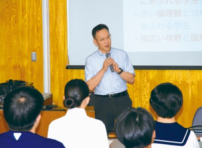 写真：北大の医学教育などについて語る大場教授