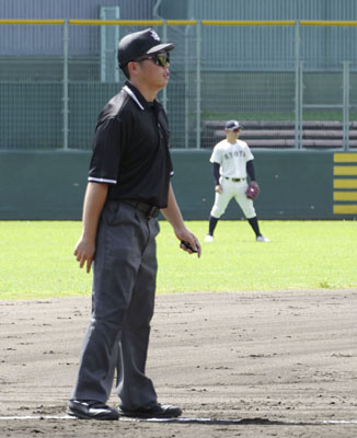 写真：関西学生野球秋季リーグの京大―近大戦で、三塁審判を務める関学大の村司翔平＝わかさスタジアム京都