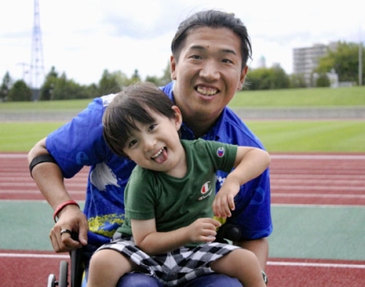 写真：２歳の長男・刻ちゃんを連れて日本代表合宿に参加した、車いす陸上でパラ３大会連続メダルの佐藤友祈選手＝８月、函館市