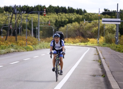 写真：北海道をほぼ一周する自転車旅に挑戦中の梶屋諒人さん＝１９日、枝幸町