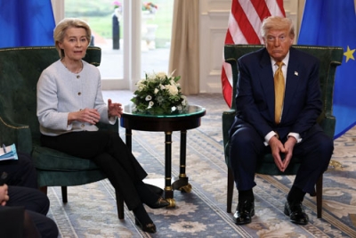 写真：関税を巡り合意したトランプ米大統領（右）とＥＵのフォンデアライエン欧州委員長＝７月、英北部スコットランドのターンベリー（ロイター＝共同）