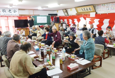 写真：乾杯し長寿を祝った敬老会