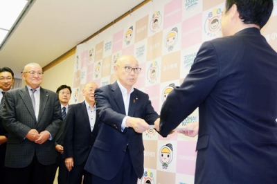 写真：金澤市長に要望書を手渡す竹中町長（中央）