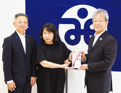 写真：影山会長（右）に善意を手渡す伊藤副組合長と辻浦組合長