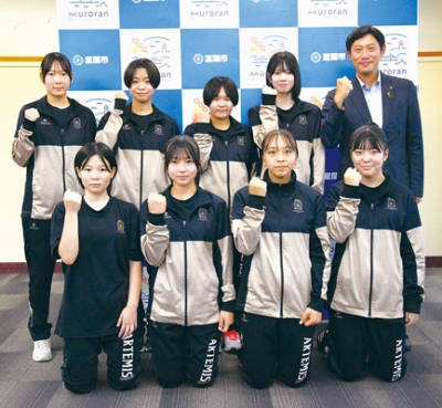 写真：青山市長に活躍を誓った「アルテミス室蘭ジュニア」の道選抜メンバー