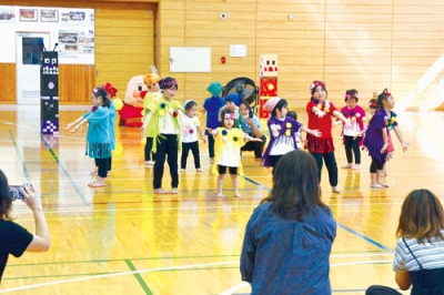 写真：「パプリカ」の曲に合わせてダンスを披露する園児たち