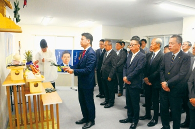 写真：神事で玉串をささげる松下氏