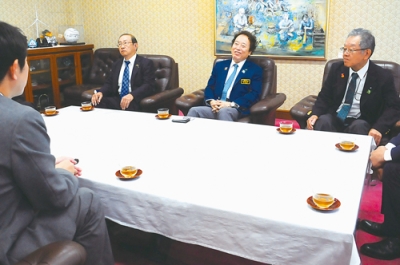 写真：室蘭市役所を訪れた玉井ガバナー（右から２人目）