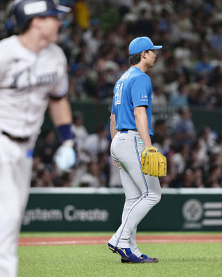 写真：７回、西武・ネビンに決勝３ランを浴びた日本ハム・上原（右）＝ベルーナドーム