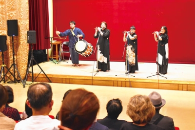 写真：会場を祭り気分に包む横笛雛の会の会員ら