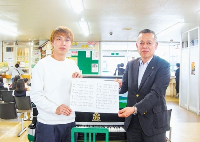 写真：「走れ！道南バス」を制作したＫＥＮＴＯさん（左）と長谷川社長