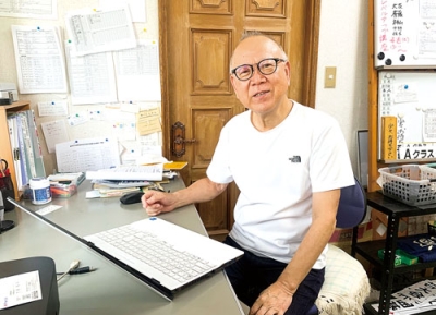 写真：「だての碁」の執筆・発行を担っている森田さん。「５００号目指して協力を」と呼びかけている